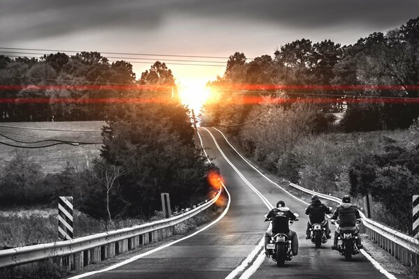 Motards sur la piste. Plus tôt dans la matinée