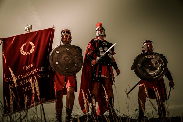 Guerreros de la antigua Roma con armadura