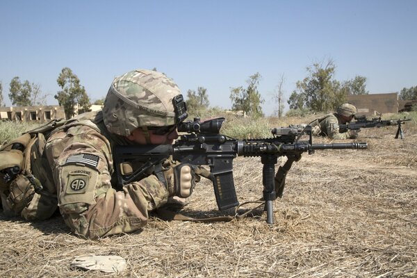 Soldat der US-Armee mit Waffen