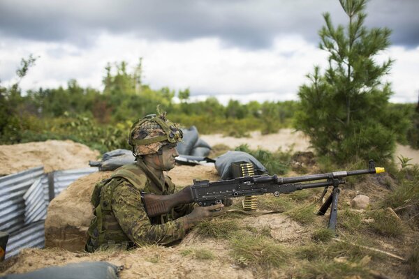 Soldat avec des armes dans l armée canadienne