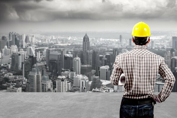 Un homme dans un casque regarde la ville