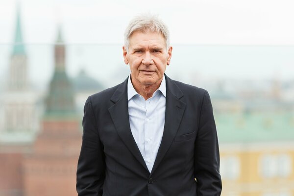 Harrison Ford in abito scuro