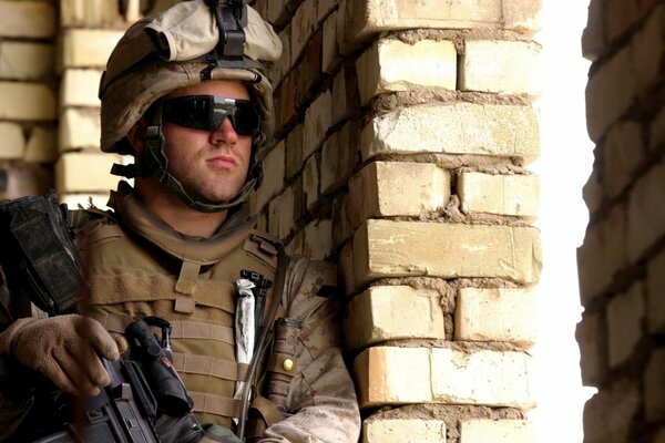 Militaire américain avec des lunettes et un casque