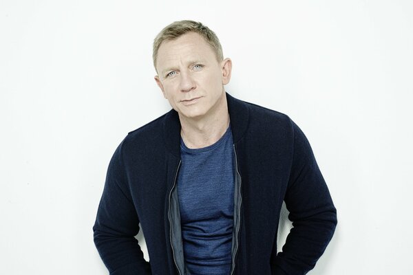 Daniel Craig sesión de fotos sobre fondo blanco