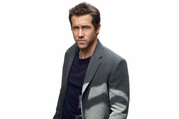 Ryan Reynolds en una sesión de fotos con una chaqueta gris