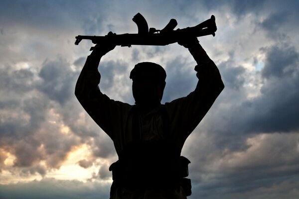 Un homme tient une arme dans ses mains