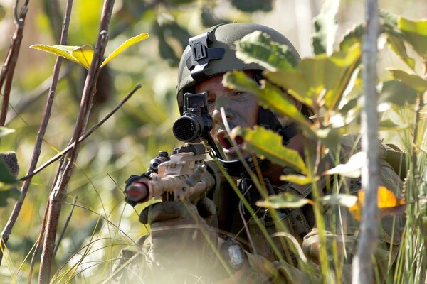 Francotirador del ejército australiano en una emboscada