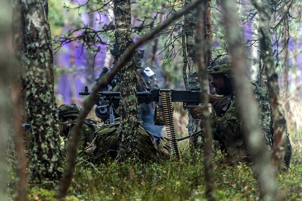 Soldat versteckte sich mit Waffen hinter Bäumen