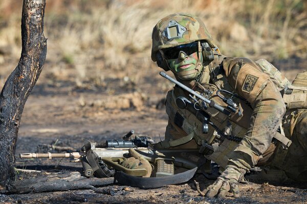 Żołnierz Armii Australijskiej z bronią