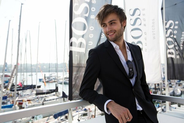 Schauspieler Douglas Booth im Hugo boss Jackett