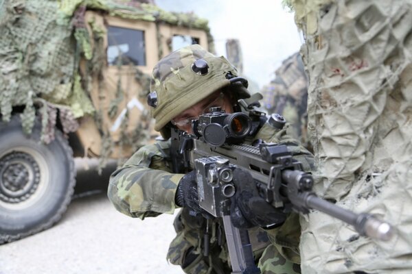 Soldat avec des armes de l armée militaire