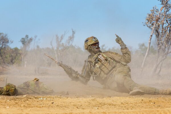 Soldat de l armée australienne avec des armes à la main