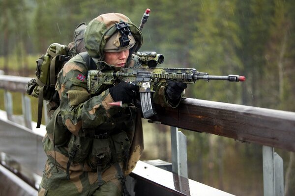 Żołnierz celuje na moście z pistoletu