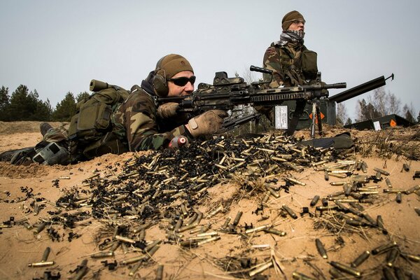 Fuerzas especiales letonas con armas en el desierto