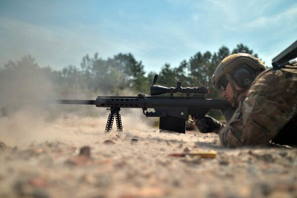 Soldat avec un fusil de sniper tient sur la vue