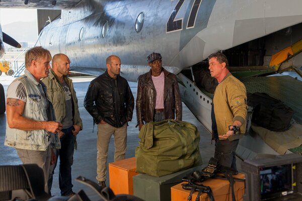 Actores de la película the Expendables 3 se paran en un avión