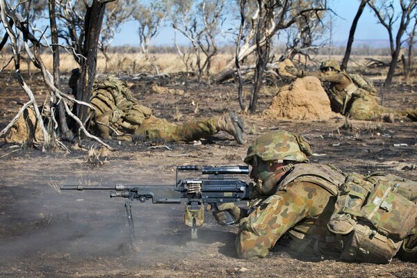 Australische Armeesoldaten mit Waffen