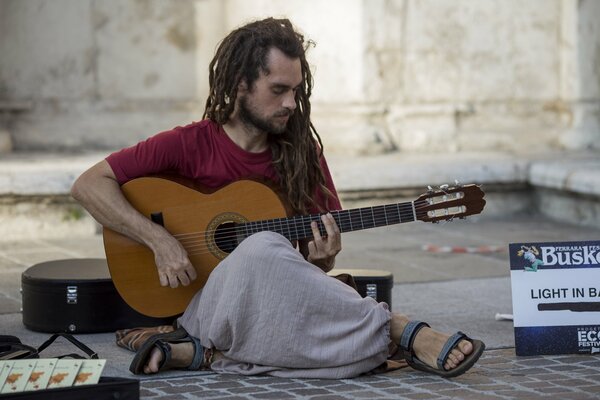 Musicien de rue jouant de la guitare