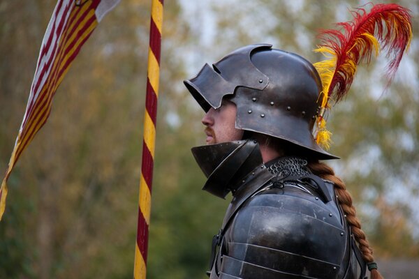 Chevalier en armure de métal avec une plume sur le casque