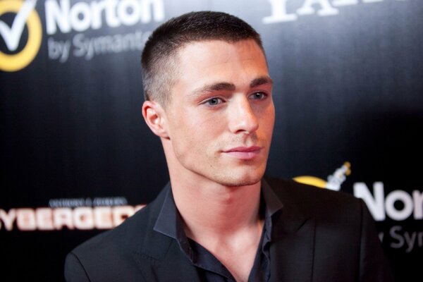 Colton Haynes modello in un servizio fotografico