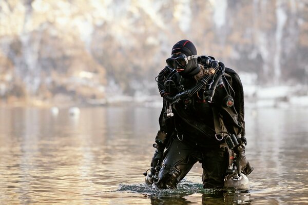 Plongeur sortant du lac