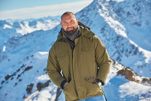 Dave Batista dans les montagnes sous le soleil