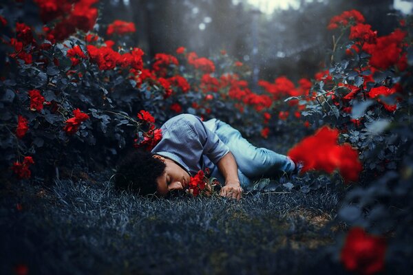 Uomo sdraiato su uno sfondo di fiori