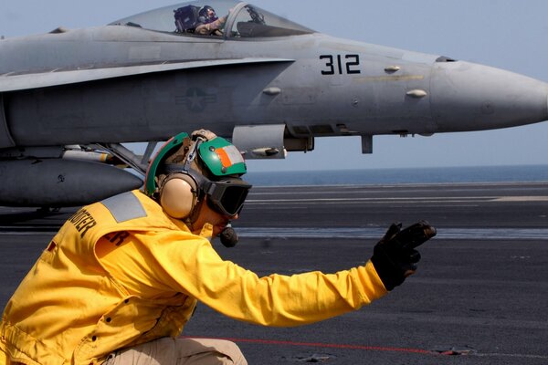 Avión militar se prepara para despegar