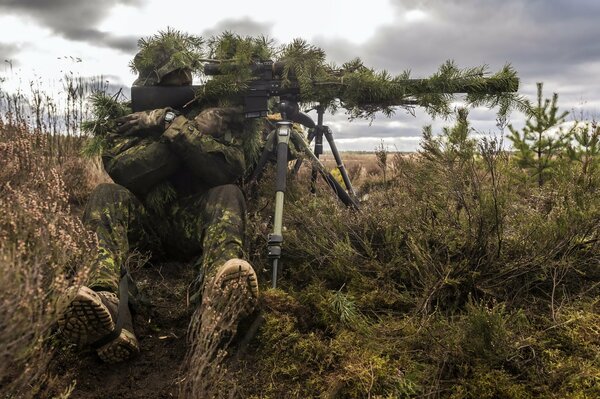 Soldat mit Waffen auf einem Feld in der Nähe von Litauen