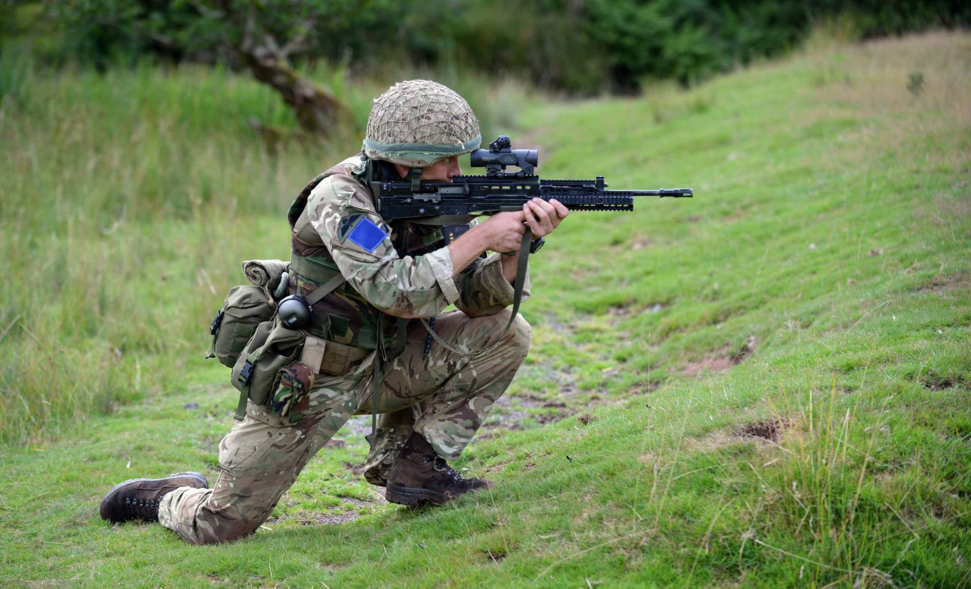 british parachute regiment men weapon