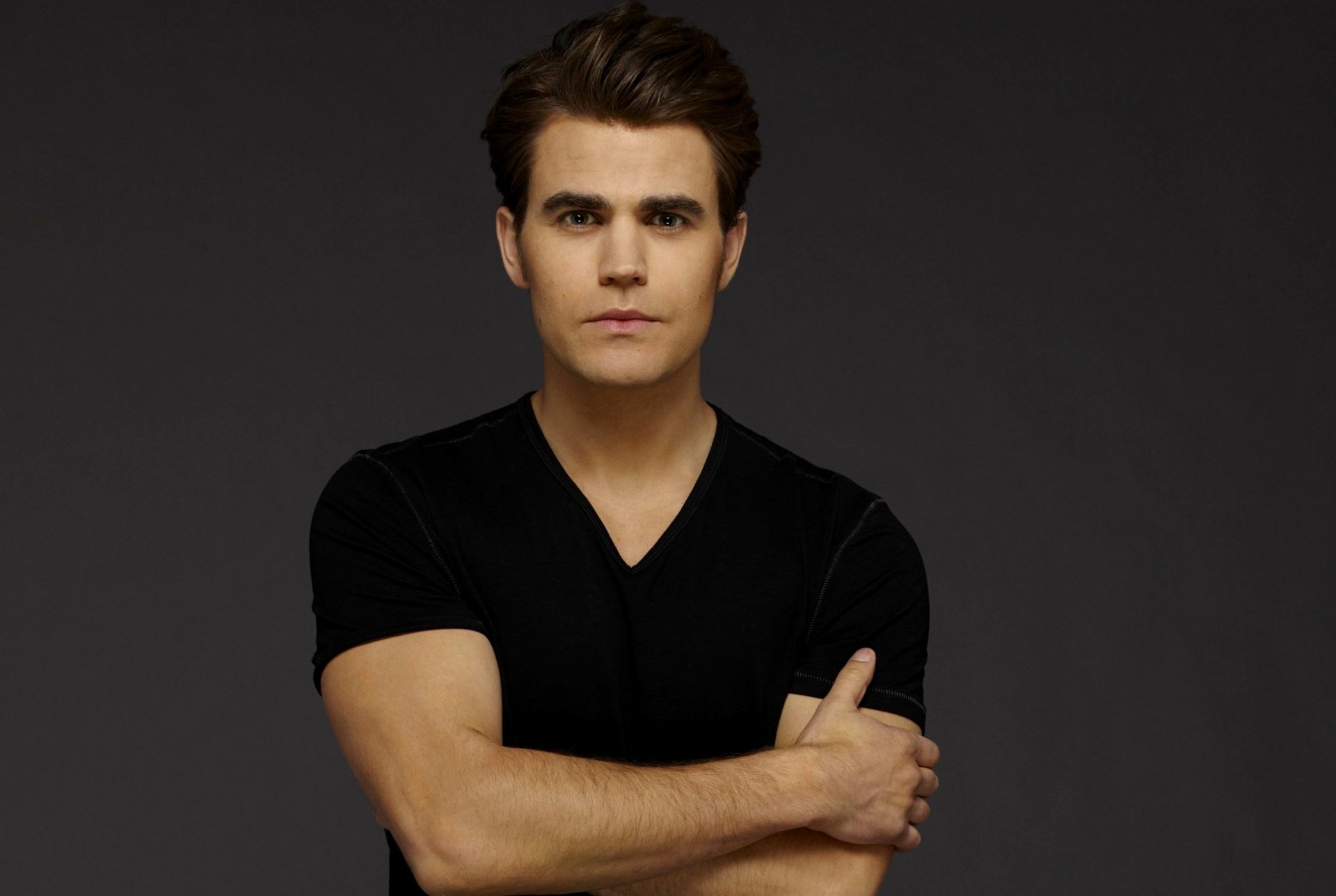 vampire diaries staffel 6 tv-serie stefan salvatore männlich schauspieler paul wesley hintergrund grau