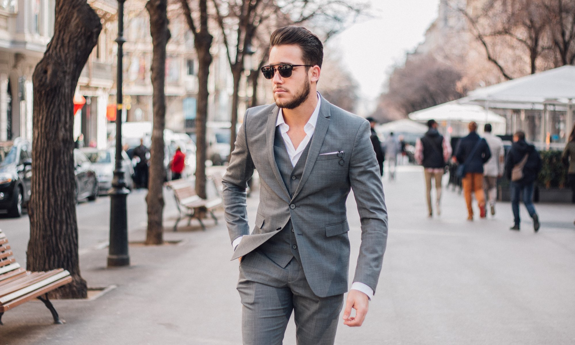 uomo ragazzo vestito strada occhiali va