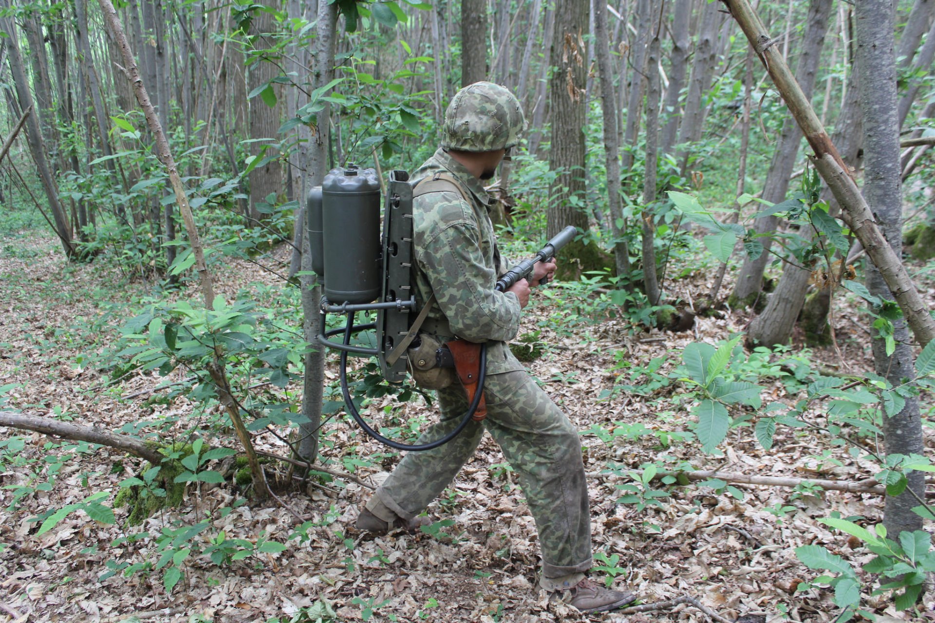 soldado equipo lanzallamas bosque