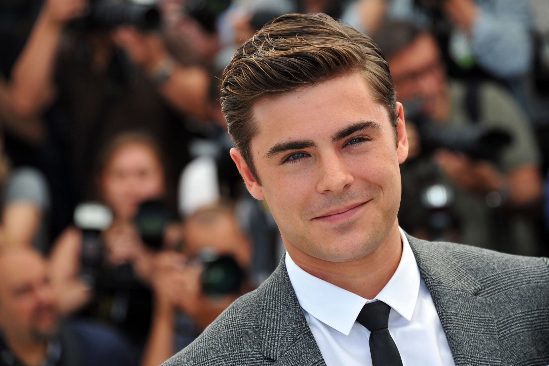 zac efron schauspieler kerl mann gesicht haare blick lächeln anzug krawatte hemd