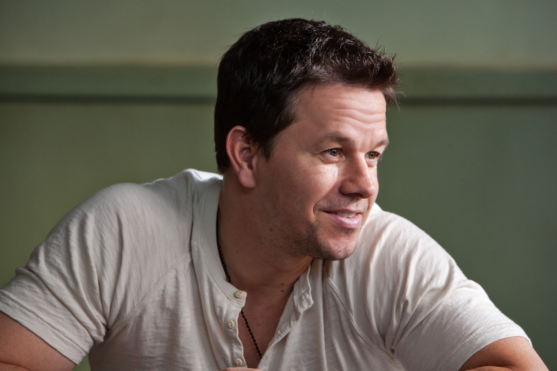 mark wahlberg acteur sourire t-shirt