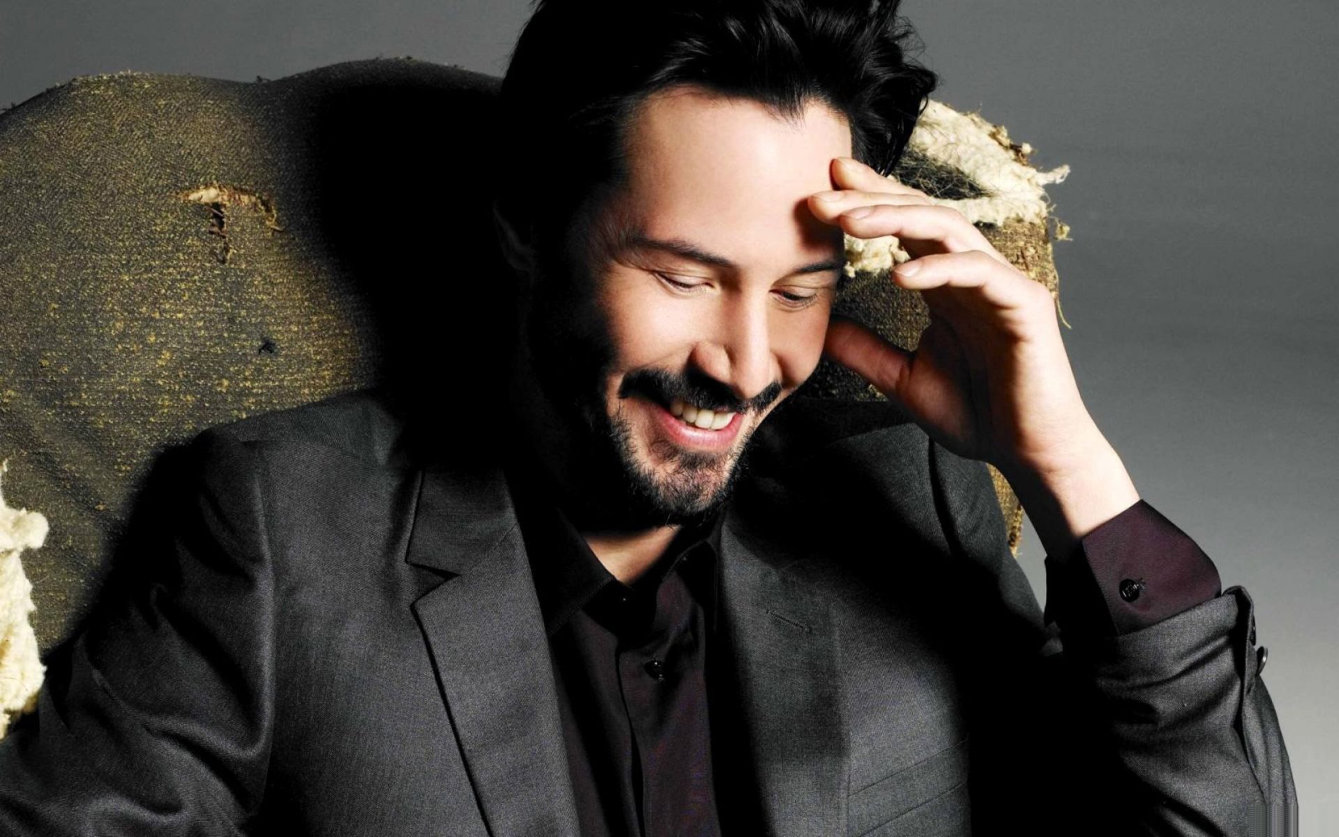 keanu reeves schauspieler grauer hintergrund lächeln keanu reeves glück