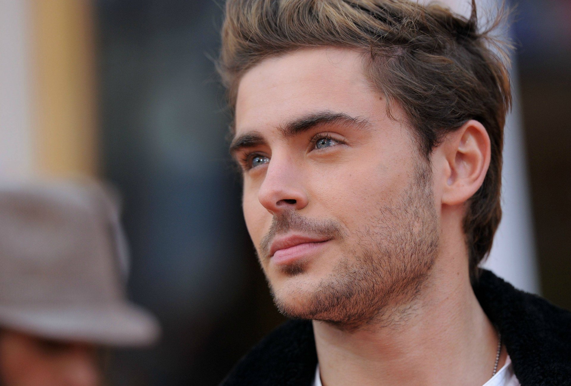 zac efron schauspieler freund mann gesicht haare aussehen bart