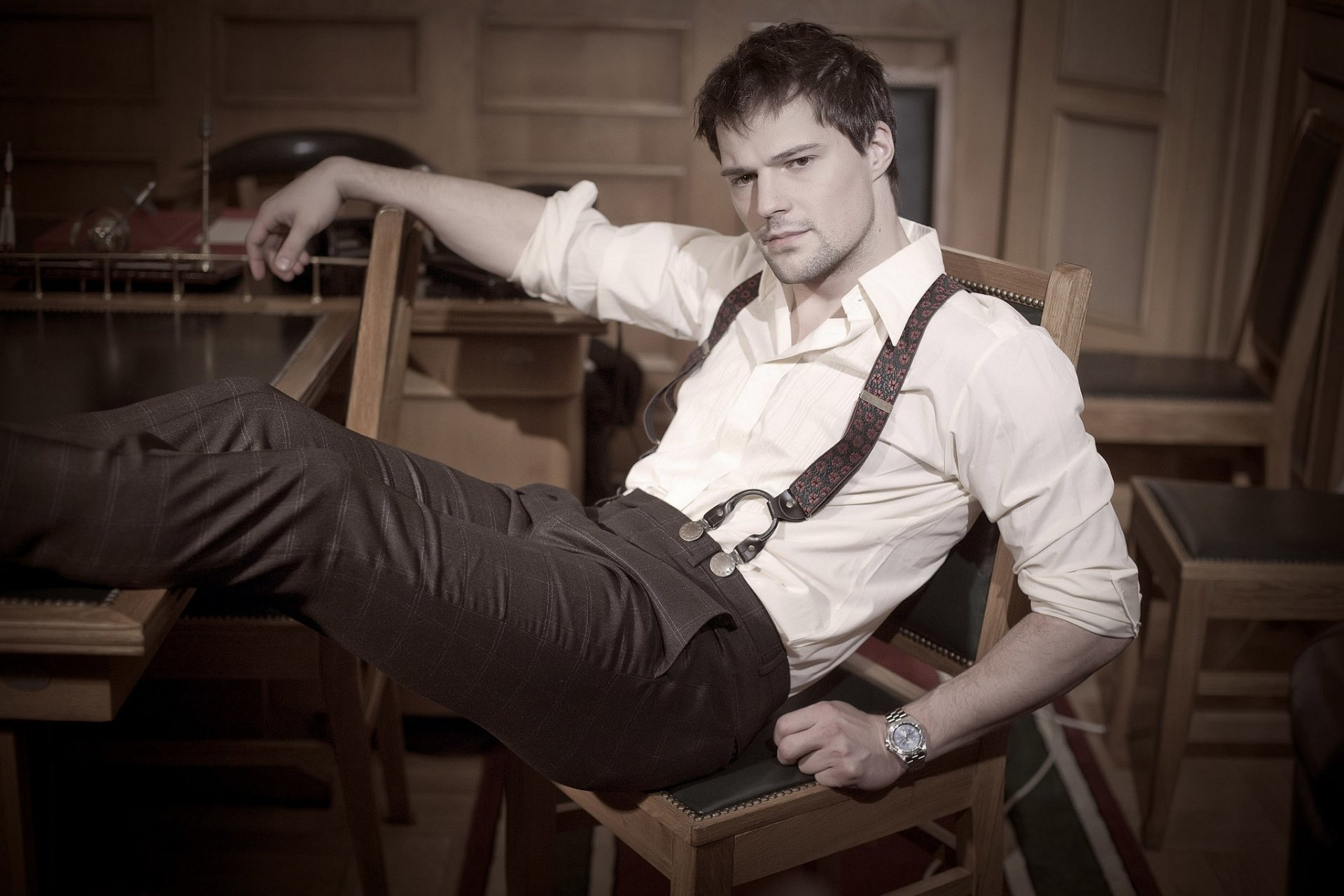 danila kozlovsky assis pose chaise visage regard