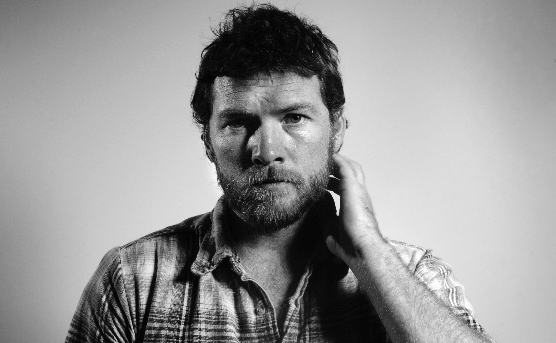 sam worthington attore uomo barba camicia