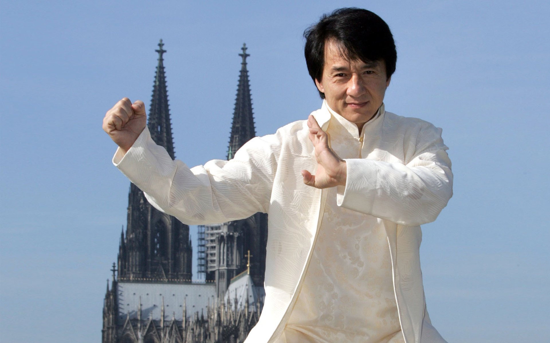 jackie chan actor director especialista celebridad chino alegría sonrisa soporte puño palma kung fu traje blanco cielo