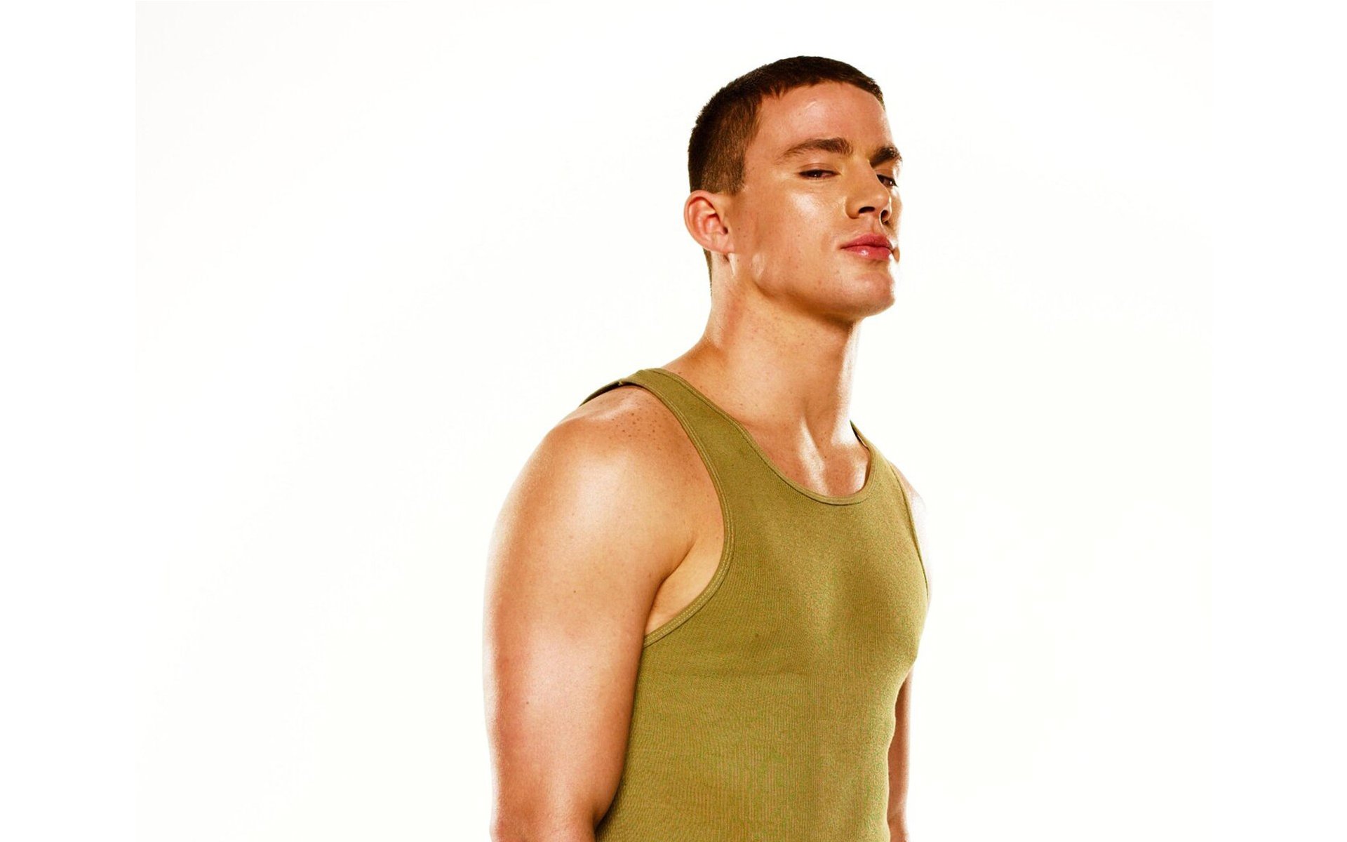 channing tatum schauspieler fotoshooting blick t-shirt weißer hintergrund schritt vorwärts intensivieren