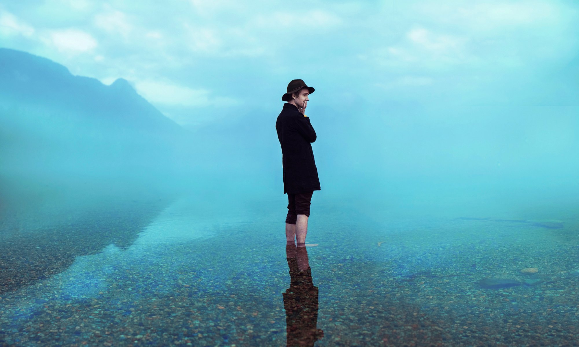 dans un chapeau dans l eau réflexion brouillard