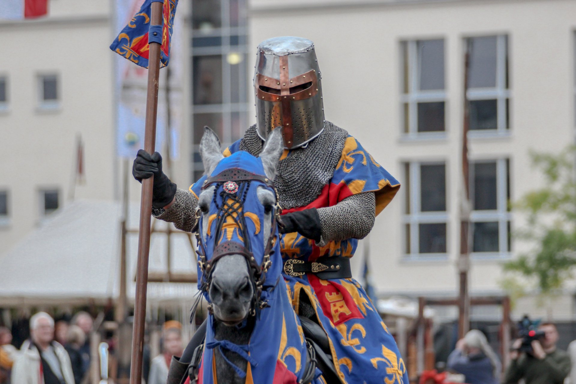 chevalier guerrier armure métal cheval