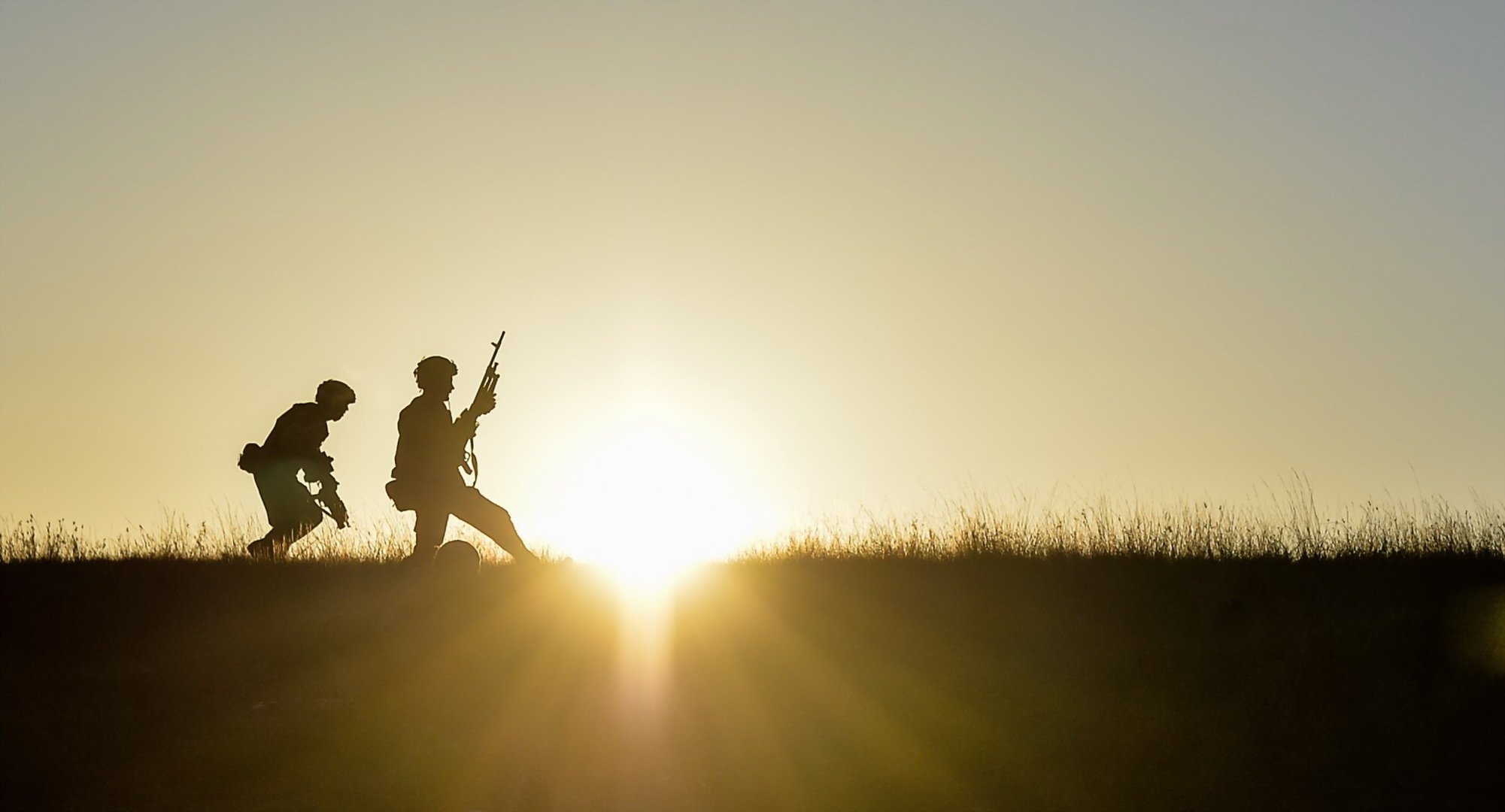 soldats armes silhouettes