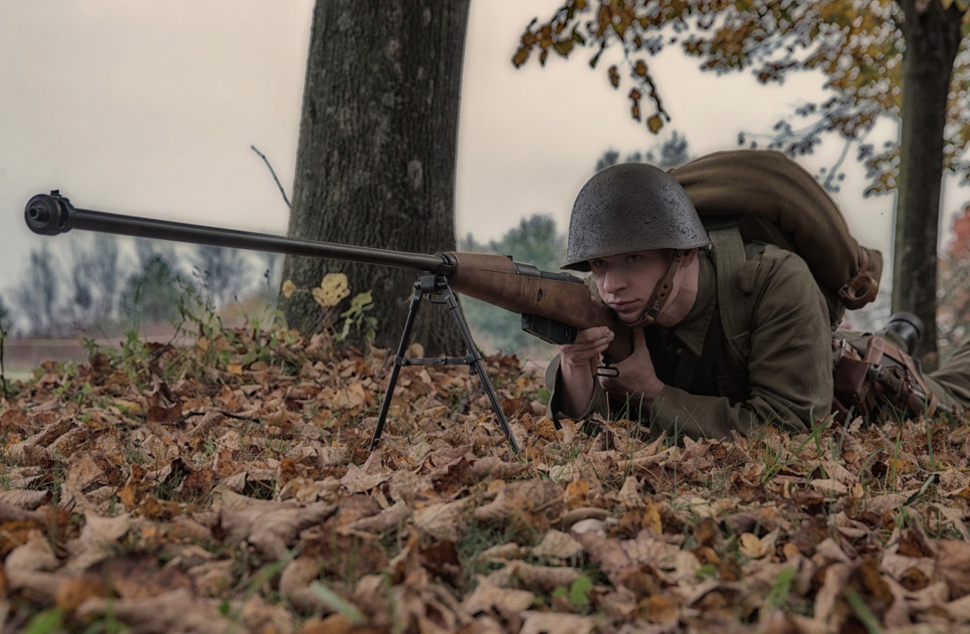 żołnierz kask karabin przeciwpancerny natura zasadzka