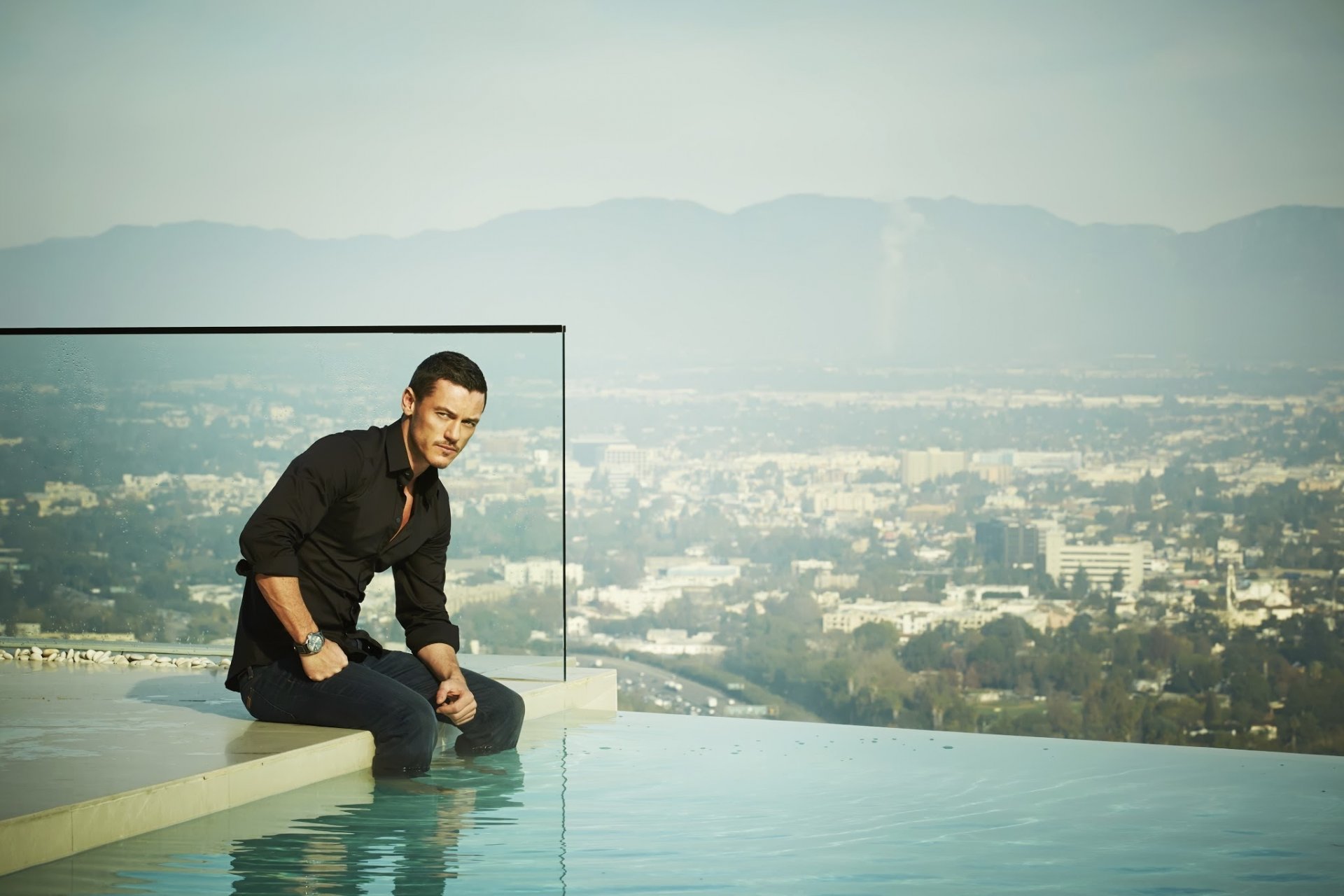 luke evans piscina agua hombre