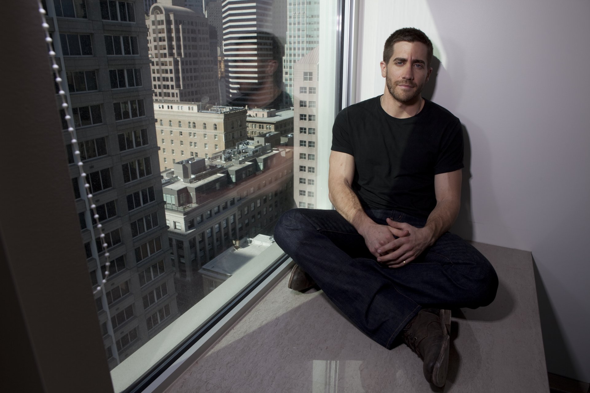 jake gyllenhaal hombre jay gyllenhaal hombre sentado ventana actor rascacielos