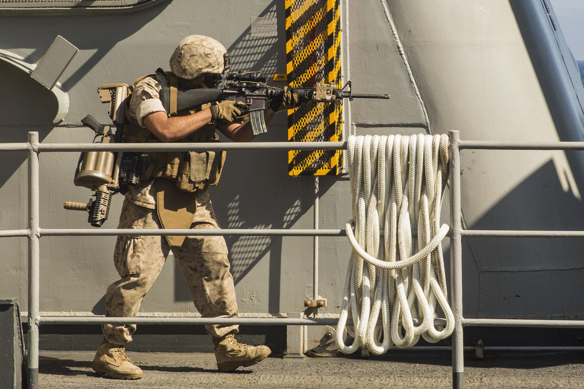 soldat männlich ausrüstung sturmgewehr mgl handgranatenwerfer waffe