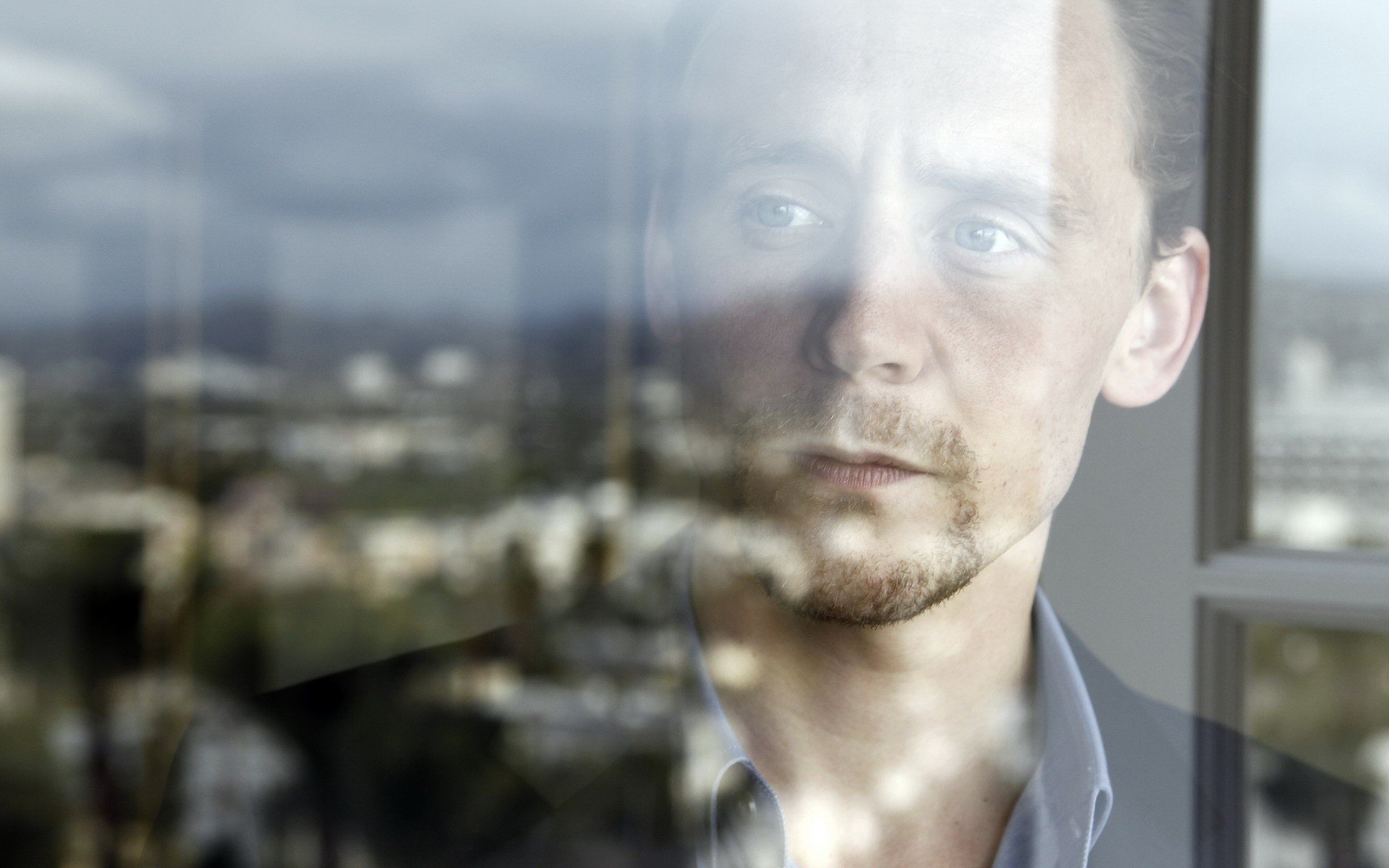 hiddleston tom hiddleston schauspieler mann fenster