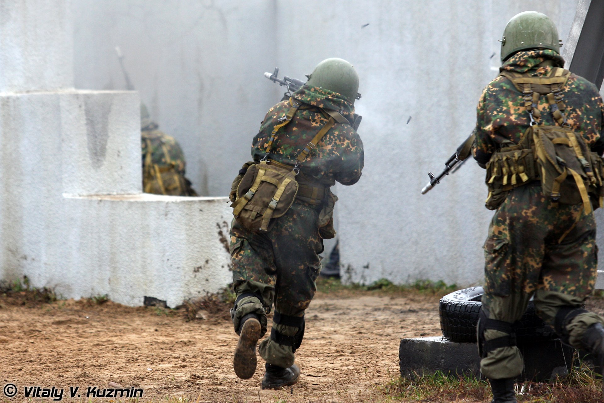 soldat russland russisch übungen spezialeinheiten rauch deponie armee